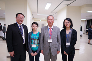 Wu台北医学大学薬学部長(左),台北医学大学の学生と山口総長