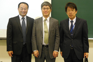 Wu台北医学大学薬学部長(左),南研究院長,大戸茂弘九州大学薬学研究院長(右)