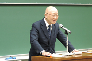 講演をする小林氏