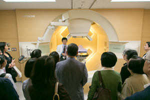 陽子線治療センターの見学の様子