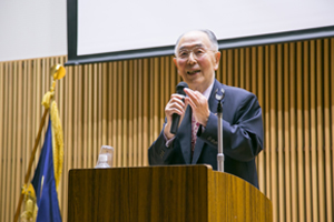 講演する小林名誉教授