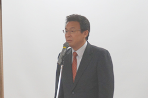 開会の挨拶をする伊達研究院長