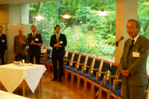 交流会で挨拶する山口総長