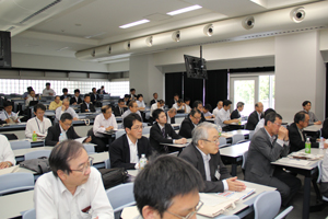 熱心に講演を聞く参加者