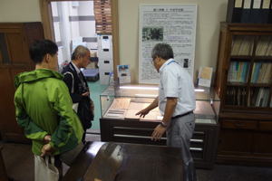 展示物を案内する様子