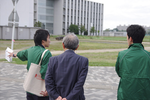 現役学生スタッフによるガイドを真剣に聞き入る同窓生