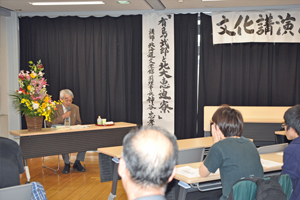 有島の心情を解析する神谷名誉教授