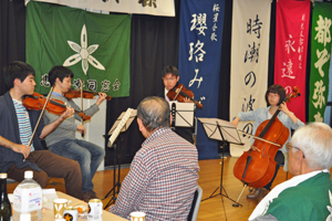 寮歌の集いに花を添える交響楽団員による演奏