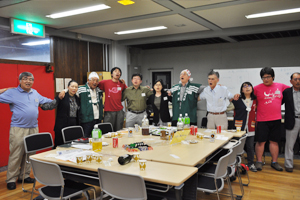 肩を組み合って「都ぞ弥生」を高唱