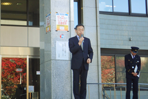 訓練終了後に挨拶する名和工学研究院長