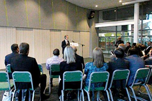 プレトリア大学日本研究センター開所式典で祝辞を述べる上田理事・副学長