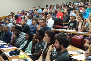 日本留学フェアのセミナーで熱心に耳を傾ける学生