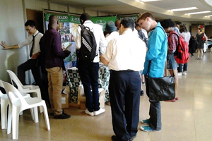 本学ブースでの個別相談の様子