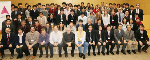 フロンティア応用科学研究棟鈴木章ホールでの記念撮影