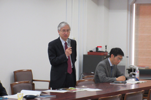 開会の辞を述べる小内研究院長