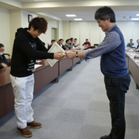 表彰状を授与される成績優秀者