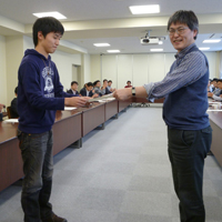表彰状を授与される成績優秀者