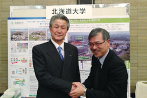 本学OBの蛇川氏(左)と産学・地域協働推進機構の末富 弘人材育成部門長(右)