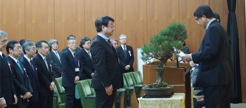 三上理事・副学長から表彰状授与