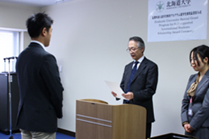 上田国際本部長から採用証書を授与