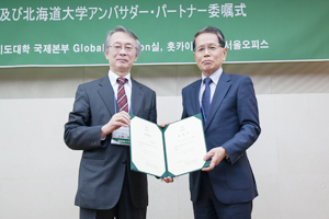 委嘱状を受け取ったイ・ジョンファン北海道大学アンバサダー(右)