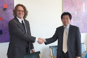 Stenman副学長(左)と吉見研究科長(右)
