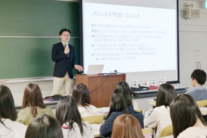 講演する齋藤講師