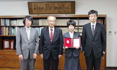 受賞報告後,総長室で記念撮影(左から久保川環境科学院長,山口総長,渡邊さん,福井教授)