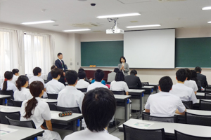 熱心に聞き入る学生たち