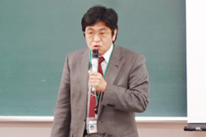 激励の言葉をかける井関薬剤部長