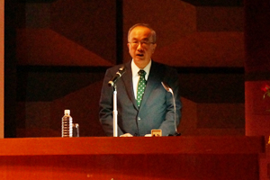 本学の近況を報告する山口総長