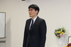 挨拶を述べる村上研究所長