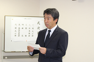 挨拶を述べる清野動物実験施設長