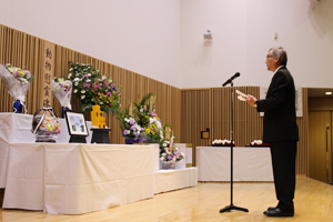 追悼の辞を述べる有川施設長