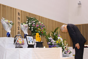 笠原研究科長による献花