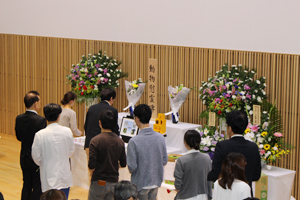 参列者による献花