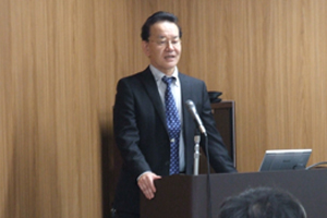 開会の挨拶をする齋藤研究院長