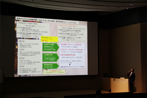 講演する田村教授
