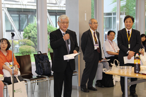 挨拶する岸浪工学部同窓会理事長