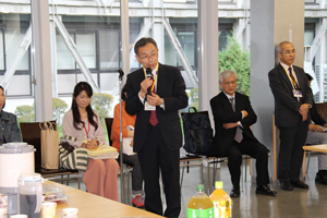 挨拶する名和工学部長