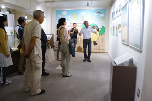 高橋教授による企画展示解説