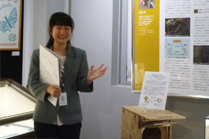 文学部展示の解説(松山さん)