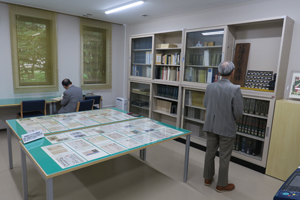 閲覧室の見学風景