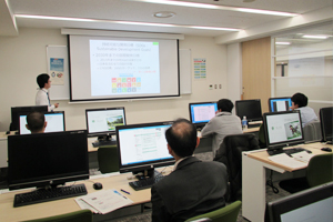 セミナーで実習を行う参加者の様子