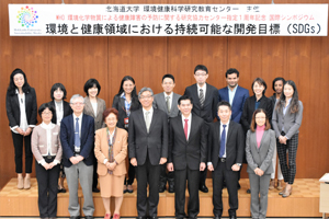 講演者・関係者の集合写真