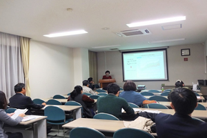 講演に熱心に聴き入る参加者