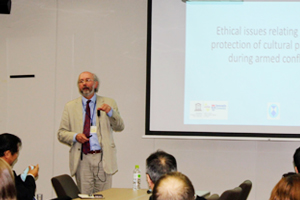 ストーン教授による講演の様子