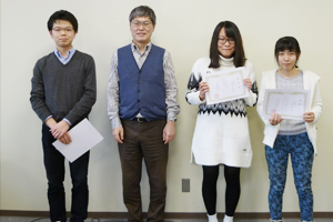 成績優秀者と南薬学部長(左から2番目)