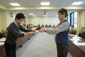 表彰状を授与される成績優秀者