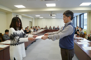 表彰状を授与される成績優秀者